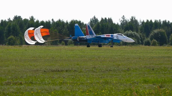 2019年8月31日莫斯科俄罗斯朱科夫斯基机场 国际航空航天沙龙Maks 2019的苏 30型飞机上的 俄罗斯骑士 航空队 — 图库照片