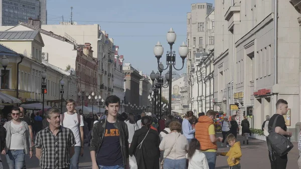 モスクワ Jule ジュール27 2019年にモスクワのオールド アルバート通りに沿って人々を歩く ロシア — ストック写真