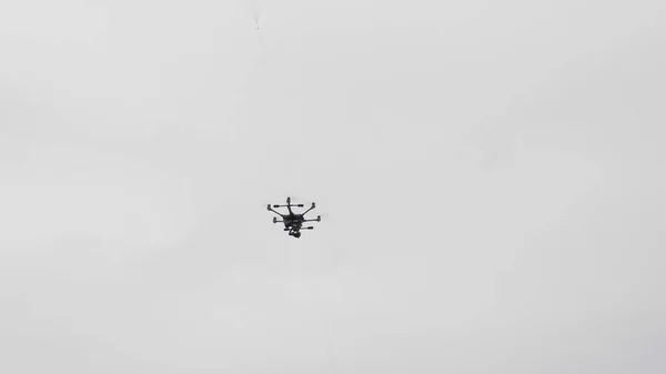 Dron Helicóptero Volador Sobre Fondo Nubes Blancas —  Fotos de Stock
