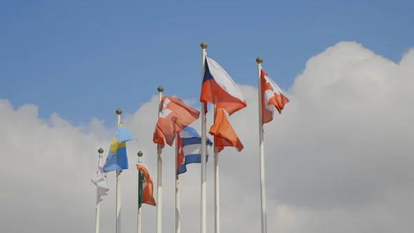 Varios Países Con Banderas Nacionales Bajo Cielo Azul — Foto de Stock