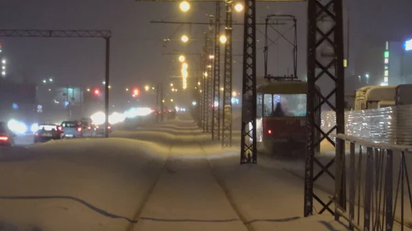 Зимняя Ночь Уходящим Вдаль Трамваем — стоковое фото