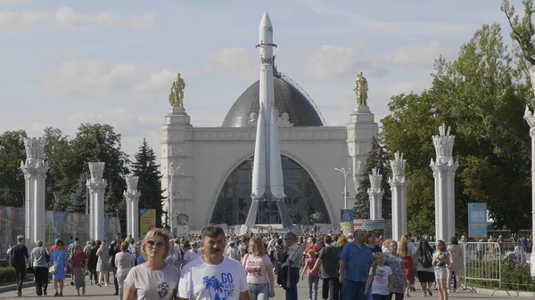 モスクワ 7月27 ロシアのモスクワで7月の27 2019でVdnkh Vdnkh によって人々を歩く — ストック写真