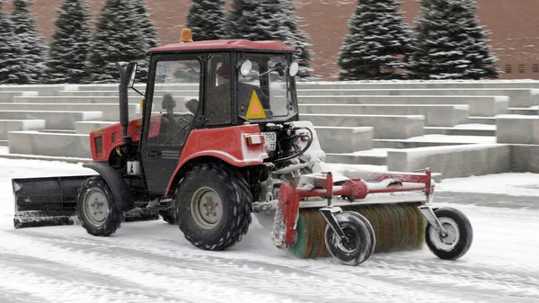 Moscow Janeiro Trator Limpando Neve Praça Vermelha Janeiro 2018 Moscou — Fotografia de Stock