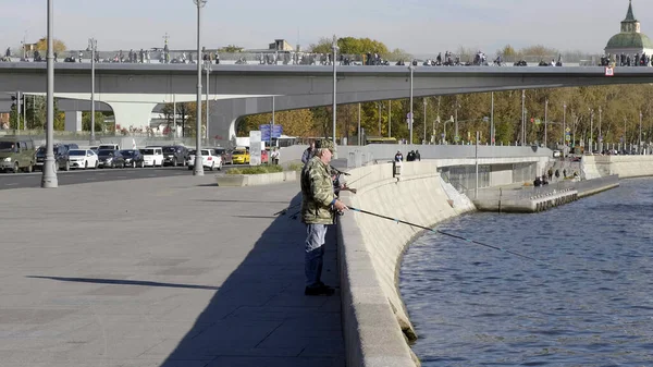 Moscú Junio Fragmento Del Puente Flotante Zaryadye Park Moscú Hombre — Foto de Stock