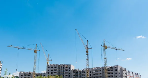 Time Lapse Bâtiment Construction Grue Beaux Nuages Pas Oiseaux — Photo