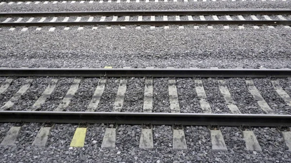 Vista Los Carriles Ferroviarios Traviesas Que Corren Fuera Ventana Del —  Fotos de Stock