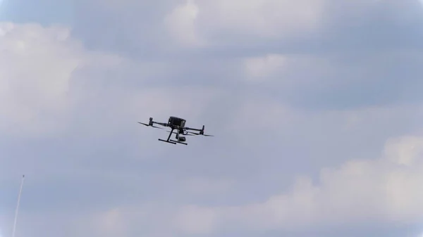 Fliegender Hubschrauber Drohne Auf Weißem Wolkenhintergrund — Stockfoto