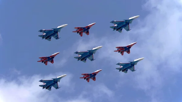莫斯科 俄克拉荷马州 2021年5月7日 莫斯科的阿维亚游行 在俄罗斯莫斯科举行的二战胜利阅兵式上 团体喷气式战斗机米格 35和苏 30在空中盘旋 — 图库照片