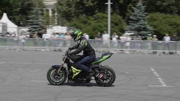 Moskwa Maja 2018 Stunt Rider Robi Wheelie Podczas Jazdy Tylnym — Zdjęcie stockowe