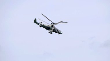 ZHUKOVSKY, RUSSIA - SEPTEMBER 01, 2019: Kamov Ka-52 Timsah saldırı helikopteri MAKS-2019, Rusya.