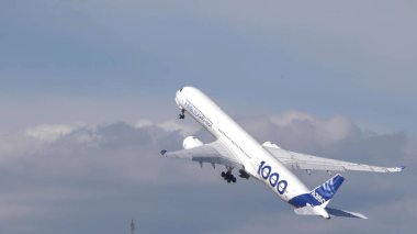 Moskova Rusya Zhukovsky Havaalanı 25 Temmuz 2021: Uluslararası havacılık salonu MAKS-2021 'in gösteri uçuşunda Yolcu Airbus A350.