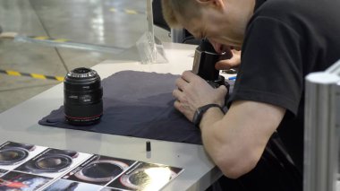 MOSCOW, RUSSIA, 22 Haziran 2020: DSLR vücut sensörleri ve lensleri temizleyen teknisyen.