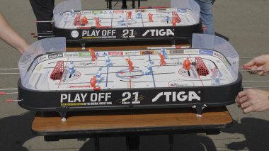 MOSCOW - 27 JULE: Masa buz hokeyi oynayan kişi, 27 Temmuz 2019 tarihinde Moskova, Rusya 'da karşı ağda puck vuruyor.