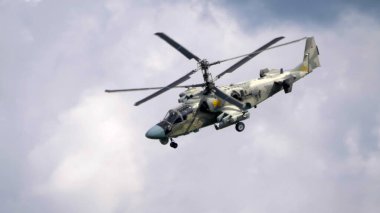 ZHUKOVSKY, RUSSIA - 25 Temmuz 2021: Kamov Ka-52 Timsah saldırı helikopteri MAKS-2021, Rusya.