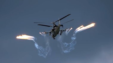 ZHUKOVSKY, RUSSIA - 25 Temmuz 2021: Kamov Ka-52 Timsah saldırı helikopteri MAKS-2021, Rusya.