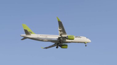MOSCOW, RUSSIA, 12 Mayıs 2018: AirBaltic Havaalanı yolcu uçağı Sheremetyevo, Rusya 'ya iniş yapmak için geliyor.