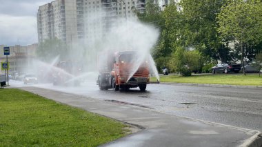 MOSCOW - 09 Mayıs: Şehir caddesinde 09 Mayıs 2021 tarihinde Moskova, Rusya 'da bir su makinesi çalışır..