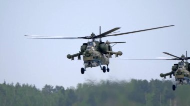 KUBINKA, RUSSIA - 15 Mayıs 2021: saldırı helikopterleri Mil Mi-28, STRIZHI Aerobatik Ekibi 30..