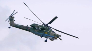 KUBINKA, RUSSIA - 15 Mayıs 2021: saldırı helikopterleri Mil Mi-28, STRIZHI Aerobatik Ekibi 30..