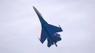 Moskova Rusya Zhukovsky Havaalanı 25 Temmuz 2021: Uluslararası havacılık salonu MAKS-2021 'in Su-35 uçakları ile Rus Aerobatik Takımı.