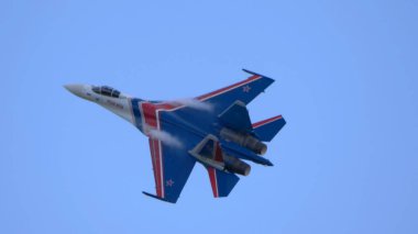 Moskova Rusya Zhukovsky Havaalanı 25 Temmuz 2021: Uluslararası havacılık salonu MAKS-2021 'in Su-35 uçakları ile Rus Aerobatik Takımı.
