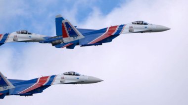 Moskova Rusya Zhukovsky Havaalanı 25 Temmuz 2021: Uluslararası havacılık salonu MAKS-2021 'in Su-35 uçakları ile Rus Aerobatik Takımı.