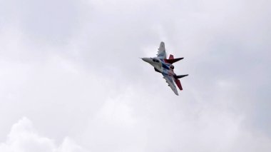 Moskova Rusya Zhukovsky Havaalanı 31 Ağustos 2019: Uluslararası havacılık salonu MAKS-2019 'un gösteri uçuşunu gerçekleştiren akrobatik takım MiG-29' u hızla geçti.