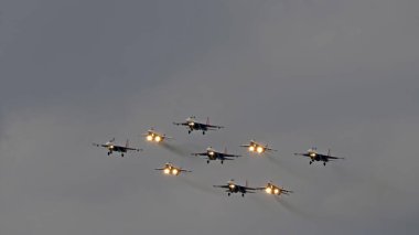 MOSCOW, Rusya - 7 Mayıs 2021: Moskova 'da geçit töreni. Grup savaş uçağı MiG-35 ve Su-30 Moskova, Rusya 'da 2. Dünya Savaşı' nda zafer töreninde havalandılar.