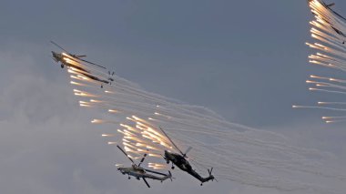 KUBINKA, RUSSIA - 15 Mayıs 2021: saldırı helikopterleri Mil Mi-28, STRIZHI Aerobatik Ekibi 30..