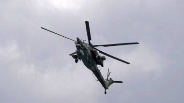 KUBINKA, RUSSIA - 15 Mayıs 2021: saldırı helikopterleri Mil Mi-28, STRIZHI Aerobatik Ekibi 30..