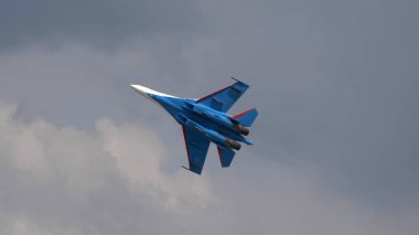 Moskova Rusya Zhukovsky Havaalanı 25 Temmuz 2021: Uluslararası havacılık salonu MAKS-2021 'in Su-35 uçakları ile Rus Aerobatik Takımı.