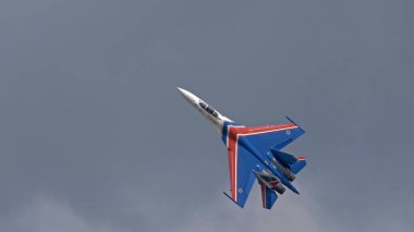 Moskova Rusya Zhukovsky Havaalanı 25 Temmuz 2021: Uluslararası havacılık salonu MAKS-2021 'in Su-35 uçakları ile Rus Aerobatik Takımı.