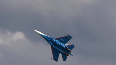 Moskova Rusya Zhukovsky Havaalanı 25 Temmuz 2021: Uluslararası havacılık salonu MAKS-2021 'in Su-35 uçakları ile Rus Aerobatik Takımı.