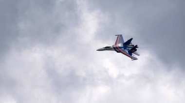 Moskova Rusya Zhukovsky Havaalanı 25 Temmuz 2021: Uluslararası havacılık salonu MAKS-2021 'in Su-35 uçakları ile Rus Aerobatik Takımı.