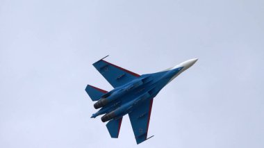 Moskova Rusya Zhukovsky Havaalanı 25 Temmuz 2021: Uluslararası havacılık salonu MAKS-2021 'in Su-35 uçakları ile Rus Aerobatik Takımı.
