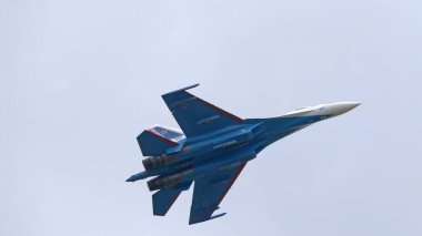 Moskova Rusya Zhukovsky Havaalanı 25 Temmuz 2021: Uluslararası havacılık salonu MAKS-2021 'in Su-35 uçakları ile Rus Aerobatik Takımı.