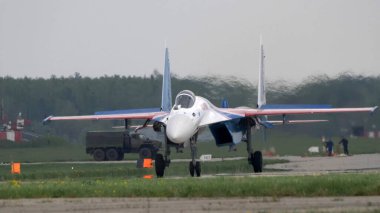 Moskova Rusya Zhukovsky Havaalanı 25 Temmuz 2021: Uluslararası havacılık salonu MAKS-2021 'in Su-35 uçakları ile Rus Aerobatik Takımı.