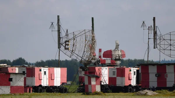 Localizzatori Aeroportuali Ruotano Controllare Movimento Degli Aeromobili Nel Cielo — Foto Stock