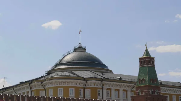 Kremlin Moscú Cúpula Del Edificio Del Senado Torre Bandera Rusa —  Fotos de Stock