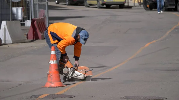 Moscow Russia June 2019 Worker Big Grinder Cuts Asphalt June — Stock Photo, Image