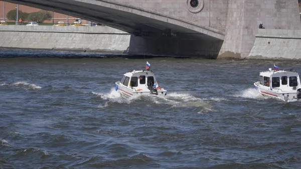 莫斯科 Jule 俄罗斯船Emercom漂浮在莫斯科河上的朱勒 2019 在莫斯科 俄罗斯 — 图库照片