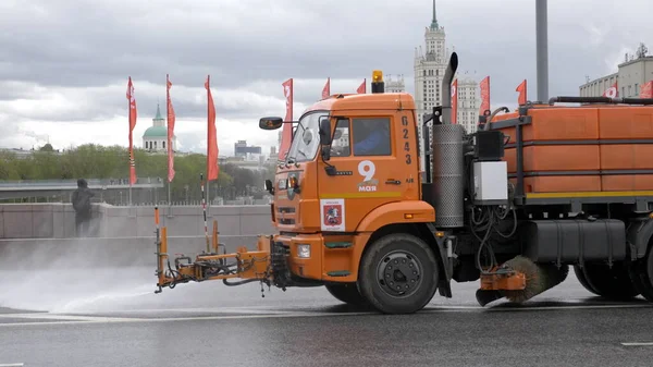 莫斯科 2021年5月9日 2021年5月9日 在俄罗斯莫斯科的城市街道上 有一台浇水机 — 图库照片