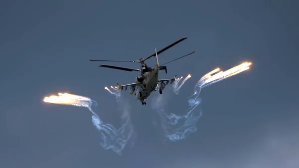 Zhukovsky ロシア 7月2021 ロシアのMaks 2021でのロシア空軍のKamov 52ワニ攻撃ヘリコプターのデモンストレーション — ストック写真
