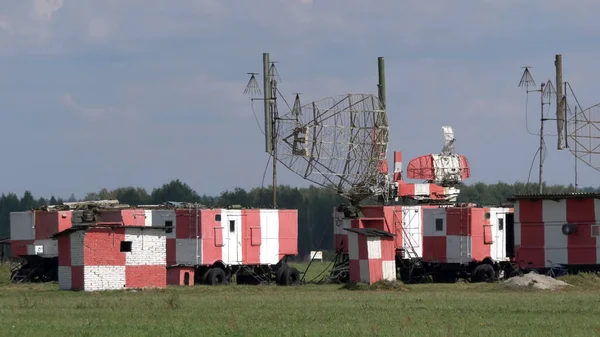 Los Localizadores Aeródromos Giran Para Controlar Movimiento Las Aeronaves Cielo —  Fotos de Stock