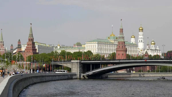 Набережная Кремля Видом Большой Кремлевский Дворец — стоковое фото