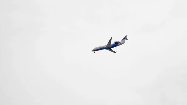 2020年5月12日ロシア ペテルスブルグ発 会社Uvt航空会社旅客機がロシアのサンクトペテルブルク空港に着陸 — ストック写真