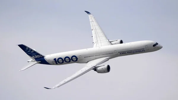 2021年7月25日莫斯科俄罗斯朱科夫斯基机场 空中客车A350客机在国际航空航天沙龙Maks 2021演示飞行 — 图库照片