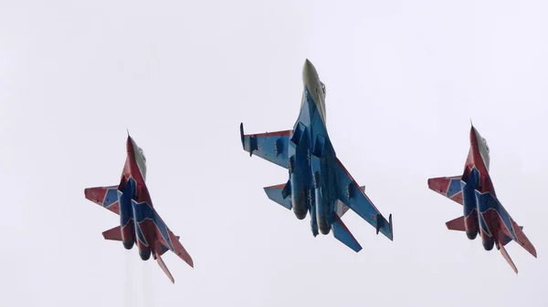 モスクワ ロシア 2021年5月7日 モスクワのアヴィアパレード グループジェット戦闘機Mig 35とSu 30は ロシアのモスクワで第二次世界大戦中の勝利のパレードで空に — ストック写真