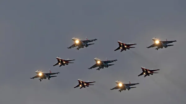 モスクワ ロシア 2021年5月7日 モスクワのアヴィアパレード グループジェット戦闘機Mig 35とSu 30は ロシアのモスクワで第二次世界大戦中の勝利のパレードで空に — ストック写真