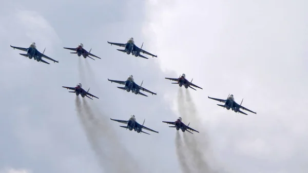 モスクワ ロシア 2021年5月7日 モスクワのアヴィアパレード グループジェット戦闘機Mig 35とSu 30は ロシアのモスクワで第二次世界大戦中の勝利のパレードで空に — ストック写真